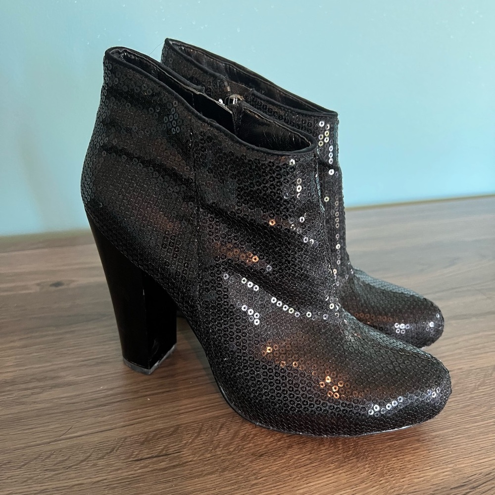 NINE WEST Sequin Shoe Booties in black, size 7.